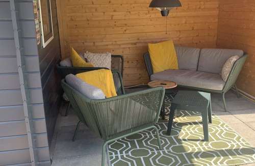 Krachtighuizen Ski Chalet | Charming Chalet on the Veluwe. Enjoy the nature reserve, your dog is welcome.