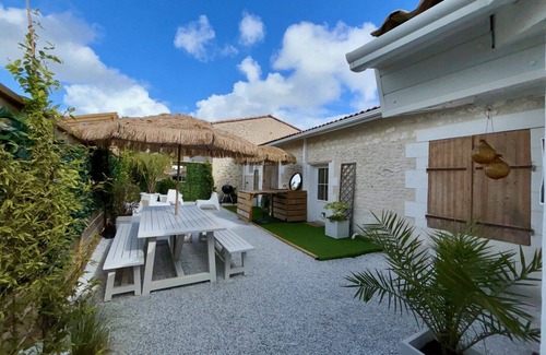 Saint-Sulpice-de-Royan House | Charming CHARENTAISE of 250 m2 in Royan, ideal for 3 families