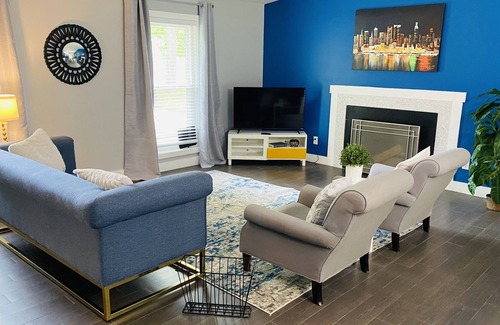 Charlotte House | Charming & chic home 3BD/2BA w/king bed fenced-in and grill
