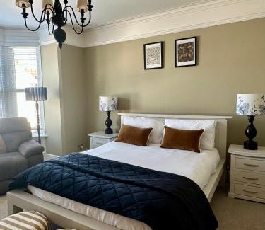 Portsmouth House | Charming city home free parking
