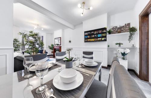 Bumble's Green Apartment | Charming City Retreat,4 Bedroom House,Garden,Free Parking