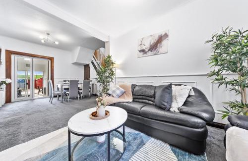 Bumble's Green Apartment | Charming City Retreat,4 Bedroom House,Garden,Free Parking