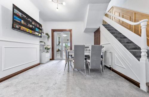 Bumble's Green Apartment | Charming City Retreat,4 Bedroom House,Garden,Free Parking