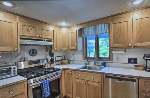 Centerville House | Charming classic Cape Cod home in Centerville village. 1mile to Craigville beach
