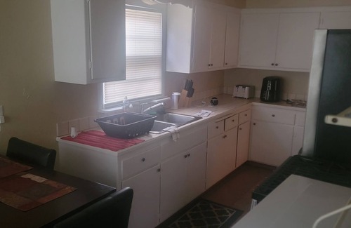 Milwaukee House | Charming, clean cozy 2-bedroom home centraly located in Milwaukee with AC, WiFi