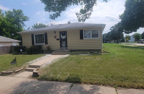 Milwaukee House | Charming, clean cozy 2-bedroom home centraly located in Milwaukee with AC, WiFi