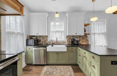 Brookview House | Charming Clementine 2-bedroom midterm house in peaceful Waco- FULLY FURNISHED