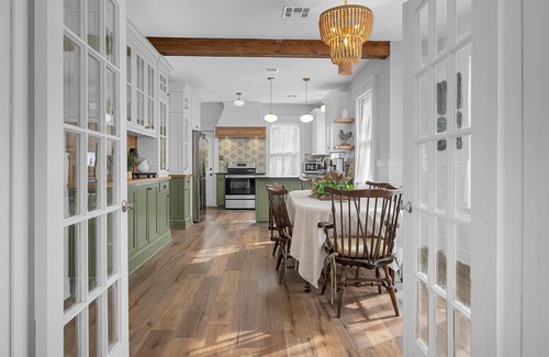 Brookview House | Charming Clementine 2-bedroom midterm house in peaceful Waco- FULLY FURNISHED