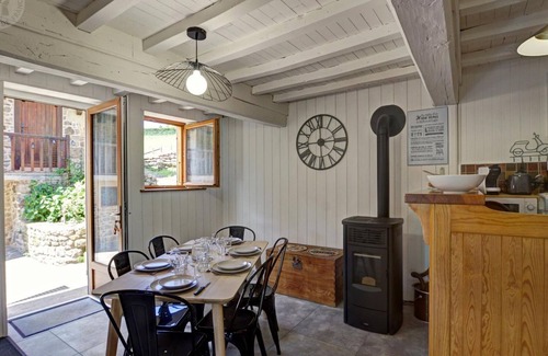 Belmont-de-la-Loire Cottage | Charming cottage with terrace, pets allowed, modern comfort