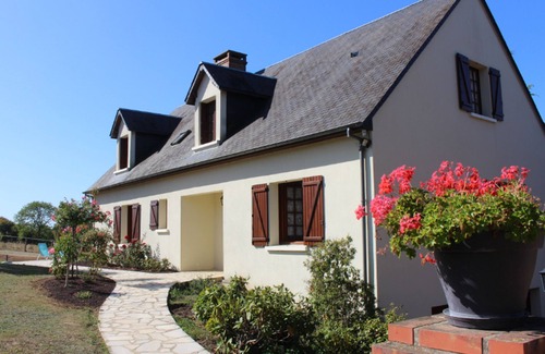 Conflans-sur-Anille Cottage | Charming Countryside House with Large Garden, Terrace, and Recreational Activities