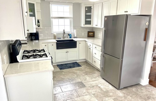 Vermilion House | Charming Coastal Cape Cod w/King Bed, Bikes, & Game Room near Downtown Beach