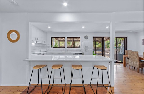 Cannonvale House | Charming Coastal Cottage - Pet Friendly, Boat Parking, Walk to Beach & Shops