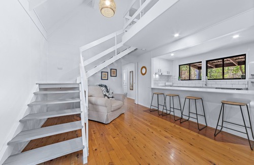 Cannonvale House | Charming Coastal Cottage - Pet Friendly, Boat Parking, Walk to Beach & Shops