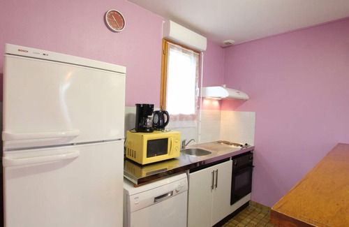 Surtainville Cottage | Charming Coastal Home: WiFi, Baby Gear, Pet-Friendly, BBQ, Near Beach