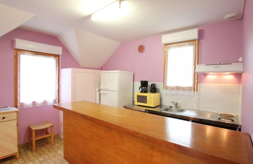 Surtainville Cottage | Charming Coastal Home: WiFi, Baby Gear, Pet-Friendly, BBQ, Near Beach