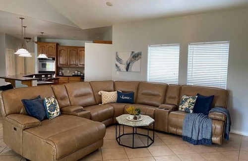 Dinero House | Charming Coastal Lakehouse *ALL INCLUSIVE*