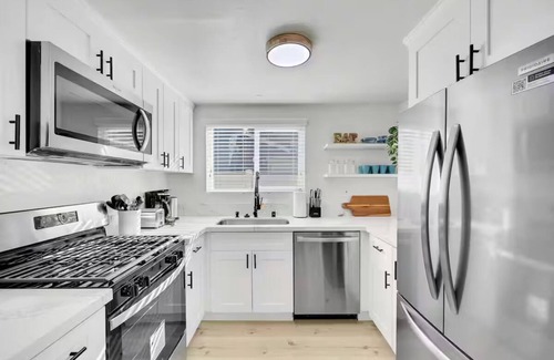 Eastside House | Charming Coastal Retreat LB 2/2 home 5 Min 2 Beach