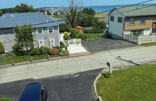 Hull House | Charming Coastal Retreat- Walk to Nantasket Beach 2-bedroom house with AC, WiFi