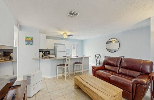 Englewood Apartment | Charming coastal studio, dog friendly with private beach access, beach gear, AC
