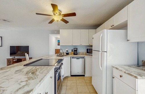 Englewood Apartment | Charming coastal studio, dog friendly with private beach access, beach gear, AC