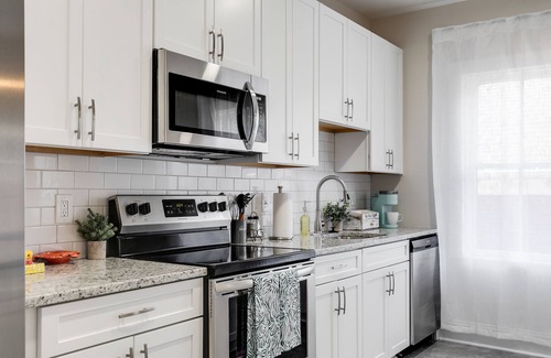 Issue Condo | Charming Coastal Getaway: Explore and Relax in our 2 Bedroom Downtown Rental