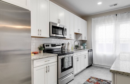 Issue Condo | Charming Coastal Getaway: Explore and Relax in our 2 Bedroom Downtown Rental