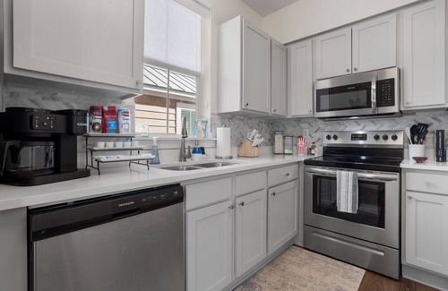 Ocean Springs Cottage | Charming Coastal Cottage in Downtown Ocean Springs – Golf Cart available!