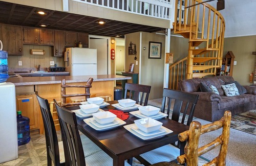 Mount Pocahontas Cottage | Charming Colville Cottage with King Bed/Deck/Pet Friendly!