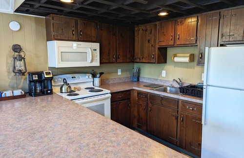 Mount Pocahontas Cottage | Charming Colville Cottage with King Bed/Deck/Pet Friendly!