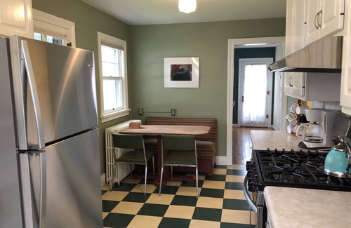 Glenwood Springs House | Charming, Comfortable, Centrally located home 4 +2 1/2 (Sleeps 7)