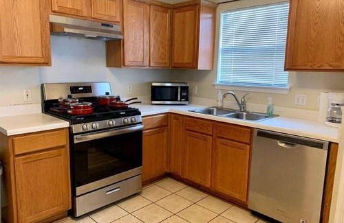 Hutto House | Charming Comfortable Home 30 min of Austin