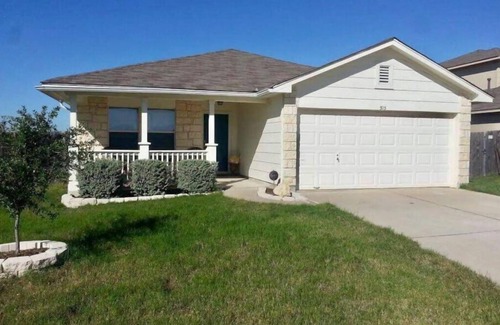 Hutto House | Charming Comfortable Home 30 min of Austin