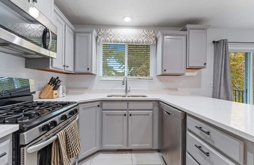 South Ogden House | Charming & Comfy ~ Hot Tub ~ Spacious Yard ~ Pkg!