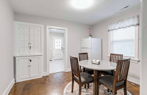 Richmond Condo | Charming Condo: Fire Pit, Fenced & Near Museums