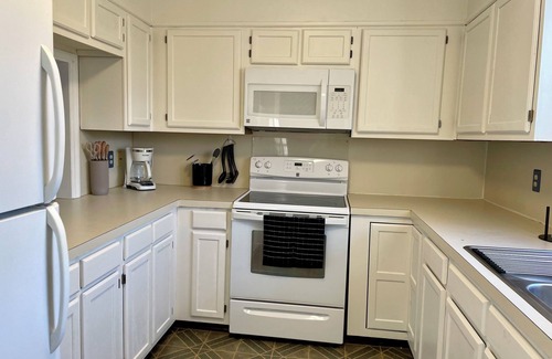 Winston - Salem Apartment | Charming Condo Near WFU, Full Kitchen, Strong WiFi, Charming condo near WFU, full kitchen, strong Wi