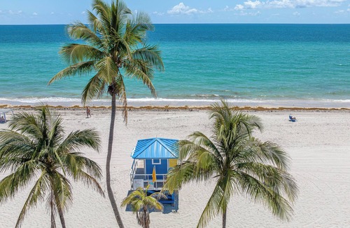 Hollywood Lakes Condo | Charming condo only 70 steps to delightful Hollywood Beach!
