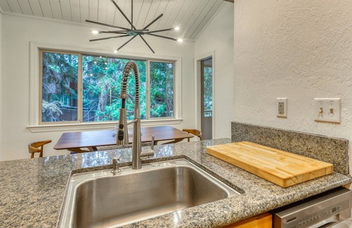 Incline Village Condo | Charming condo near the lake with grill, full kitchen, & W/D