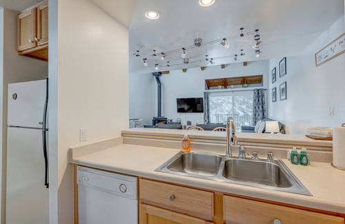 Carnelian Woods Condo | Charming Condo w/Shared Hot Tub, Pool, Resort Amenities - Close to Ski & Beach