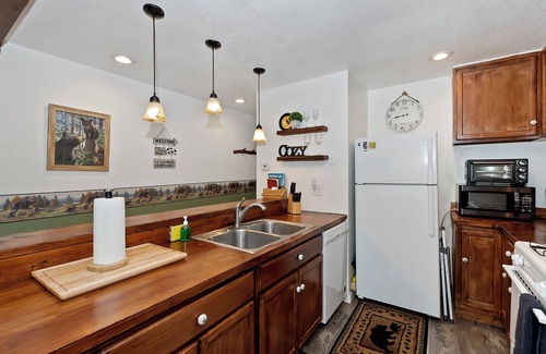 Boulder Bay Apartment | Charming Condo W/Hot tub & Pet Friendly