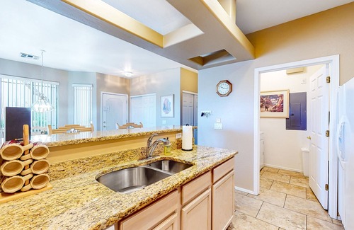 Rancho Vistoso Condo | Charming condo with desert views, pool & hot tub