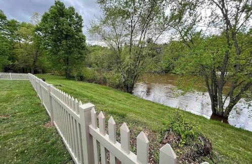 Rossville House | Charming Conewago Creek Retreat
