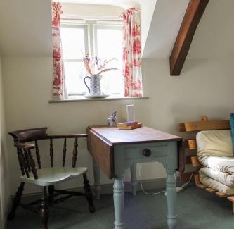 Middleton Cheney House | Charming Cotswold stone cottage in the Oxfordshire countryside