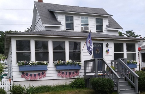 Old Orchard Beach Cottage | *Charming Cottage 5 min walk to beach & 8 min. walk to pier !