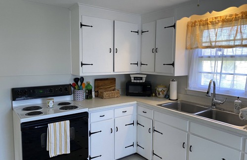 Westbrook Center Cottage | Charming cottage - 330 steps from beautiful Chapman Beach
