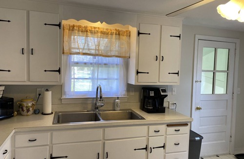 Westbrook Center Cottage | Charming cottage - 330 steps from beautiful Chapman Beach