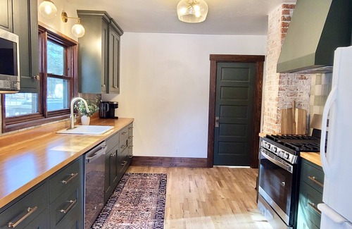Elbert House | Charming Cottage 3BR/2BA Hot Tub