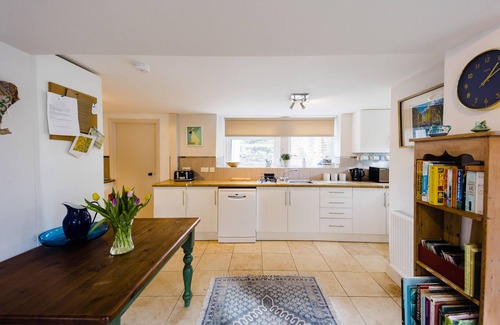 Manorbier Cottage | Charming Cottage, 5 Minute Walk to the beach, free passes to the Castle