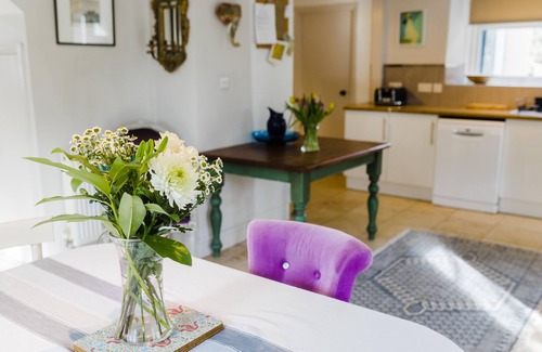 Manorbier Cottage | Charming Cottage, 5 Minute Walk to the beach, free passes to the Castle