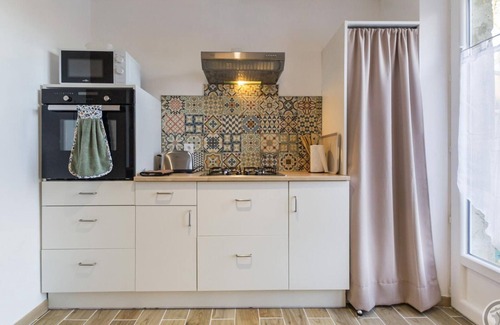 Sainte-Genevieve Cottage | Charming Cottage at Mont Rôti Summit with Parking