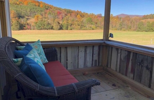Luray House | Charming cottage at the foot hills of the Shenandoah National Park